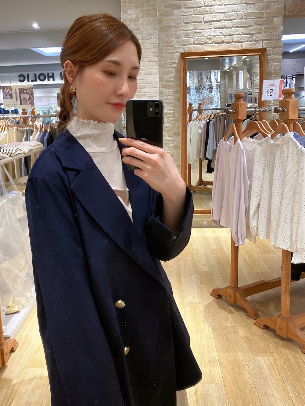 ブルー系のテーラードジャケット、ホワイト系のショルダーバッグ、ベージュ系のワンピースを着用したレディースの春コーディネートの2枚目の写真