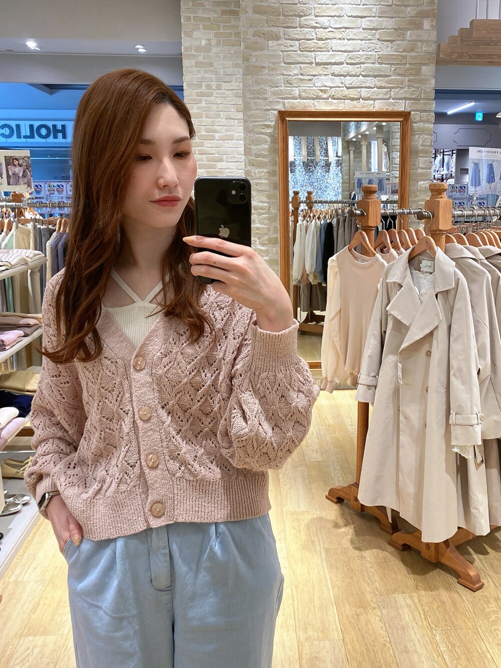 ピンク系のカーディガン/ボレロ、ブルー系のその他パンツ、ホワイト系のローファーを着用したレディースの春コーディネートの2枚目の写真