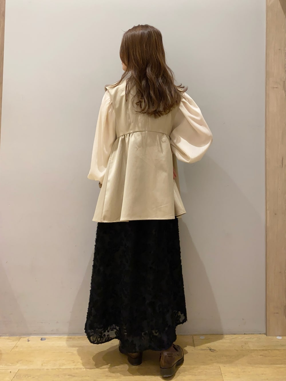 「ジレ、ぺプラム、キャミワンピ、お出かけコーデ、大人女子、春」｜「earth music&ecologyのペプラムジレ（ベスト、ベージュ系）」を使った、mizukiさん（骨格ウェーブ・レディース・160cm）の冬コーディネートの2枚目の写真