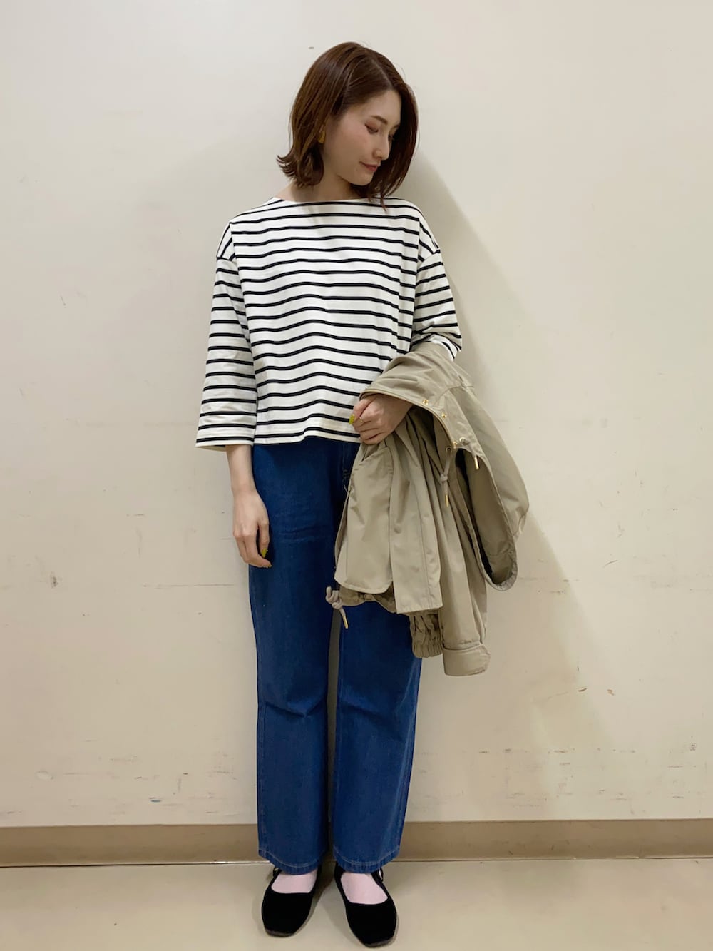 ベージュ系のマウンテンパーカー、ブラック系のTシャツ/カットソー、ブルー系のパンツを着用したレディースの春コーディネートの3枚目の写真