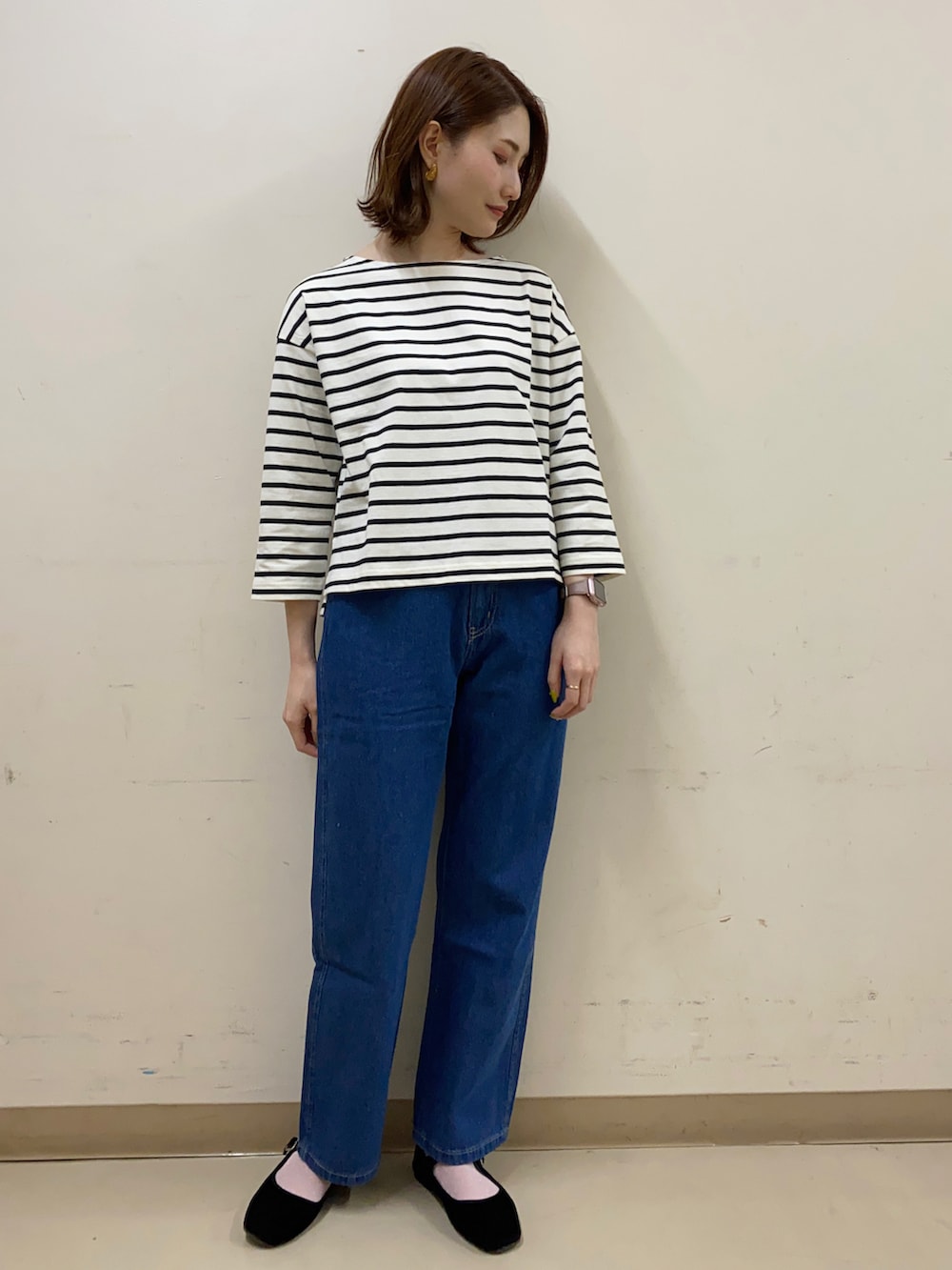 ベージュ系のマウンテンパーカー、ブラック系のTシャツ/カットソー、ブルー系のパンツを着用したレディースの春コーディネートの2枚目の写真