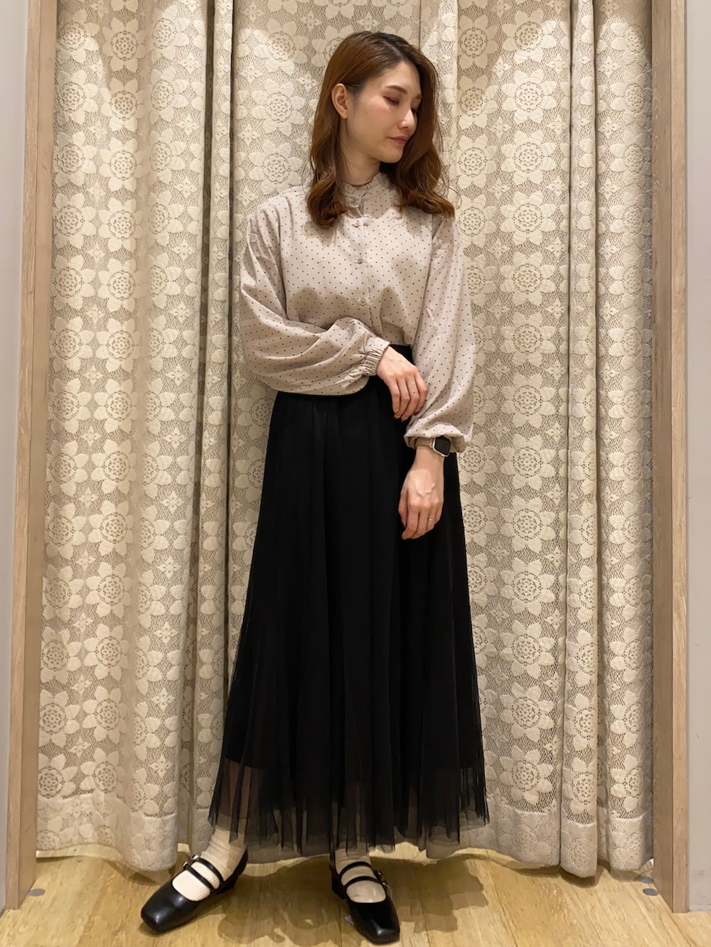 ブラック系のパンプス、その他のシャツ/ブラウス、ブラック系のスカートを着用したレディースの夏コーディネートの2枚目の写真