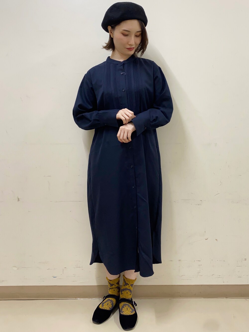 「カジュアル、ワントーンコーデ、冬コーデ、プチプラ、シャツワンピ、大人女子、ootd、カジュアルコーデ、ゆるコーデ、オトナ女子」｜「earth music&ecologyのバスクベレー（帽子、ブラック系）」を使った、mizukiさん（レディース・160cm）の秋コーディネートの2枚目の写真