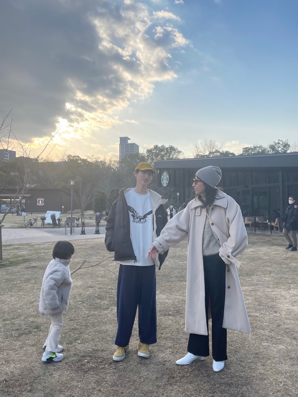 ブラック系のジャケット/アウター、ホワイト系のスウェット、ブルー系のその他パンツを着用したレディースの冬コーディネートの2枚目の写真