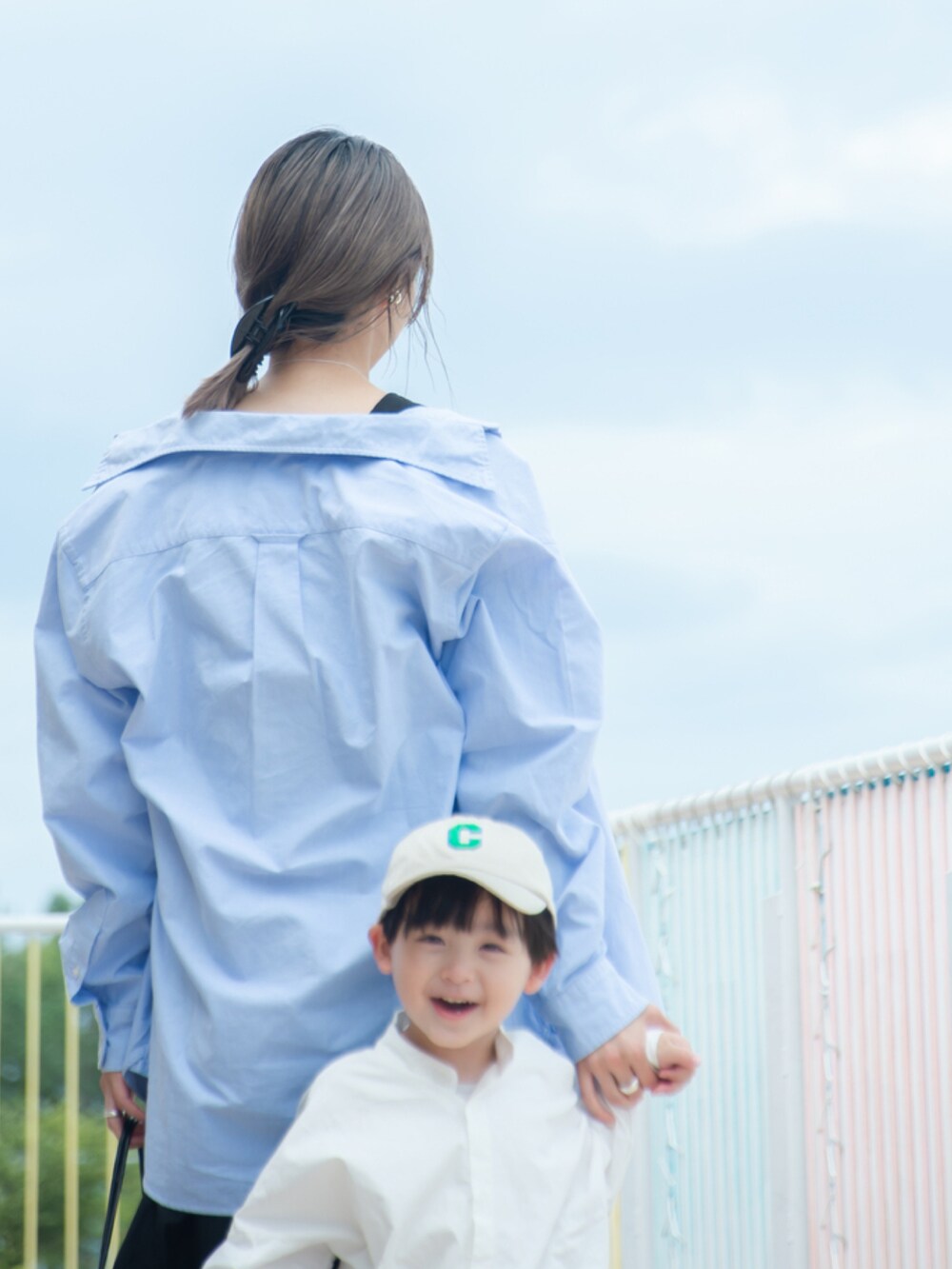 ブラック系のワンピース、ブルー系のシャツ/ブラウス、ブラック系のショルダーバッグを着用したレディースの秋コーディネートの3枚目の写真