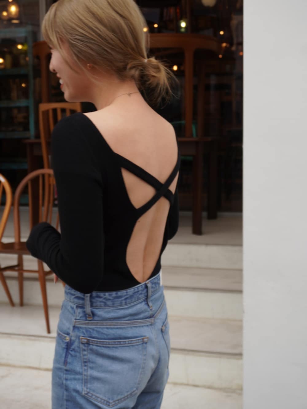 ブラック系のローファーを着用したレディースの春コーディネートの2枚目の写真