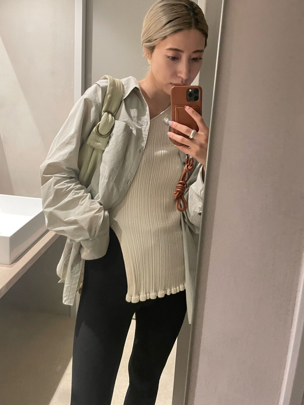 ベージュ系のキャミソール、ブラック系のその他パンツ、ブラック系のシューズを着用したレディースの夏コーディネートの2枚目の写真