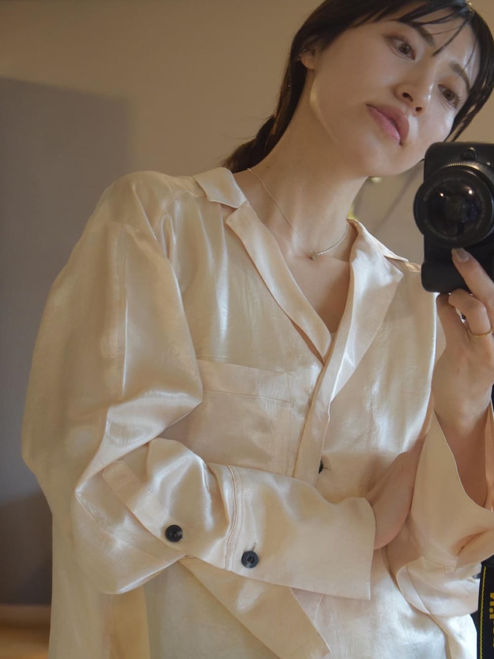 ベージュ系のシャツ/ブラウス、パープル系のアイシャドウ、その他のアイシャドウを着用したレディースの春コーディネートの2枚目の写真