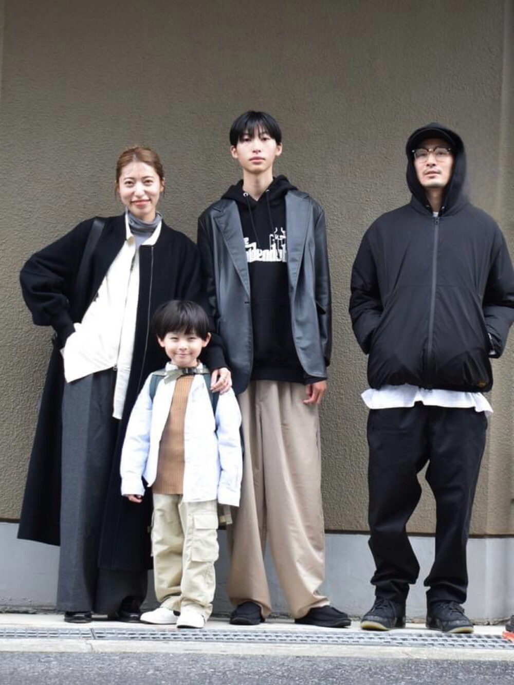 「ショルダーバッグ、オトナ女子、スニーカーコーデ、家族コーデ、family、オーバーサイズ、ハイネックニット、ママコーデ、アラフォー、アラフォーママコーデ」｜「NOUNLESSのアイテム（ジャケット/アウター、ブラック系）」を使った、ヤマサキ サオリさん（レディース・169cm）の冬コーディネートの2枚目の写真