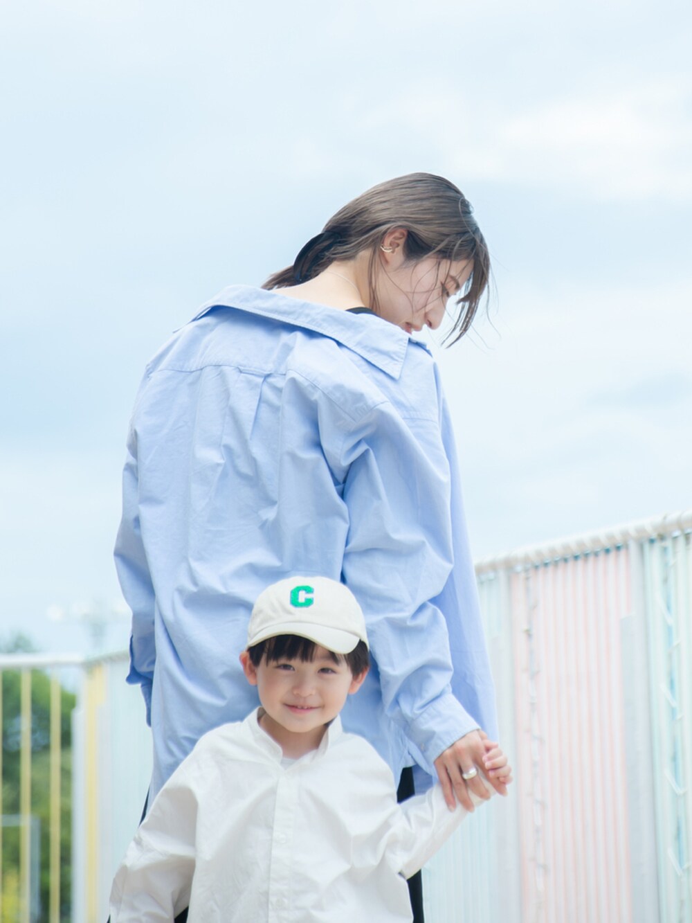 ブラック系のワンピース、ブルー系のシャツ/ブラウス、ブラック系のショルダーバッグを着用したレディースの秋コーディネートの2枚目の写真