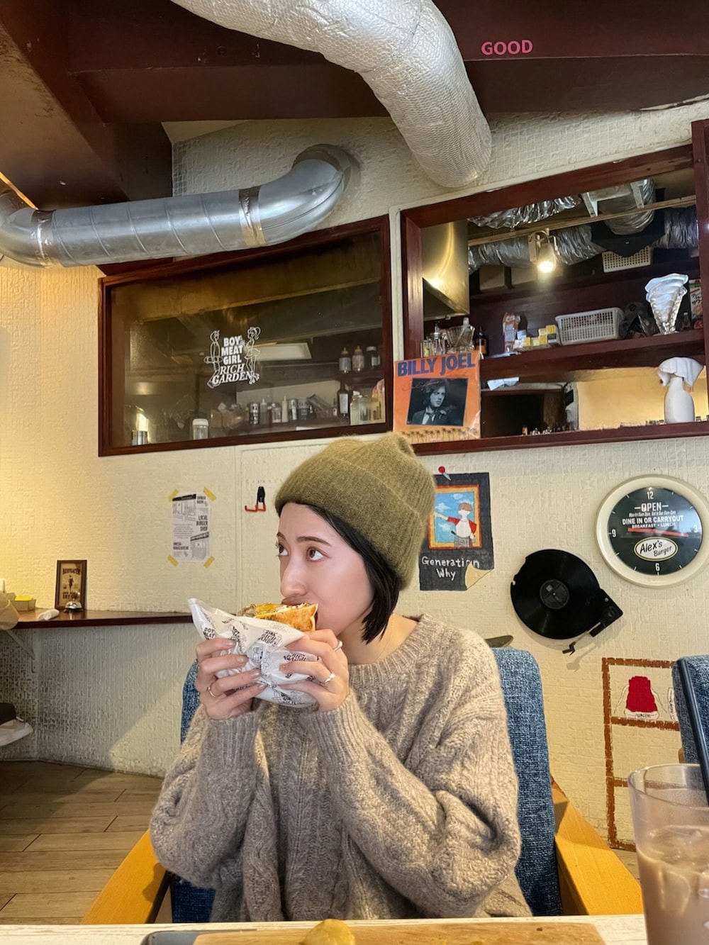 ベージュ系のニット/セーター、ブルー系のデニムパンツ、イエロー系のハンドバッグを着用したレディースの秋コーディネートの4枚目の写真