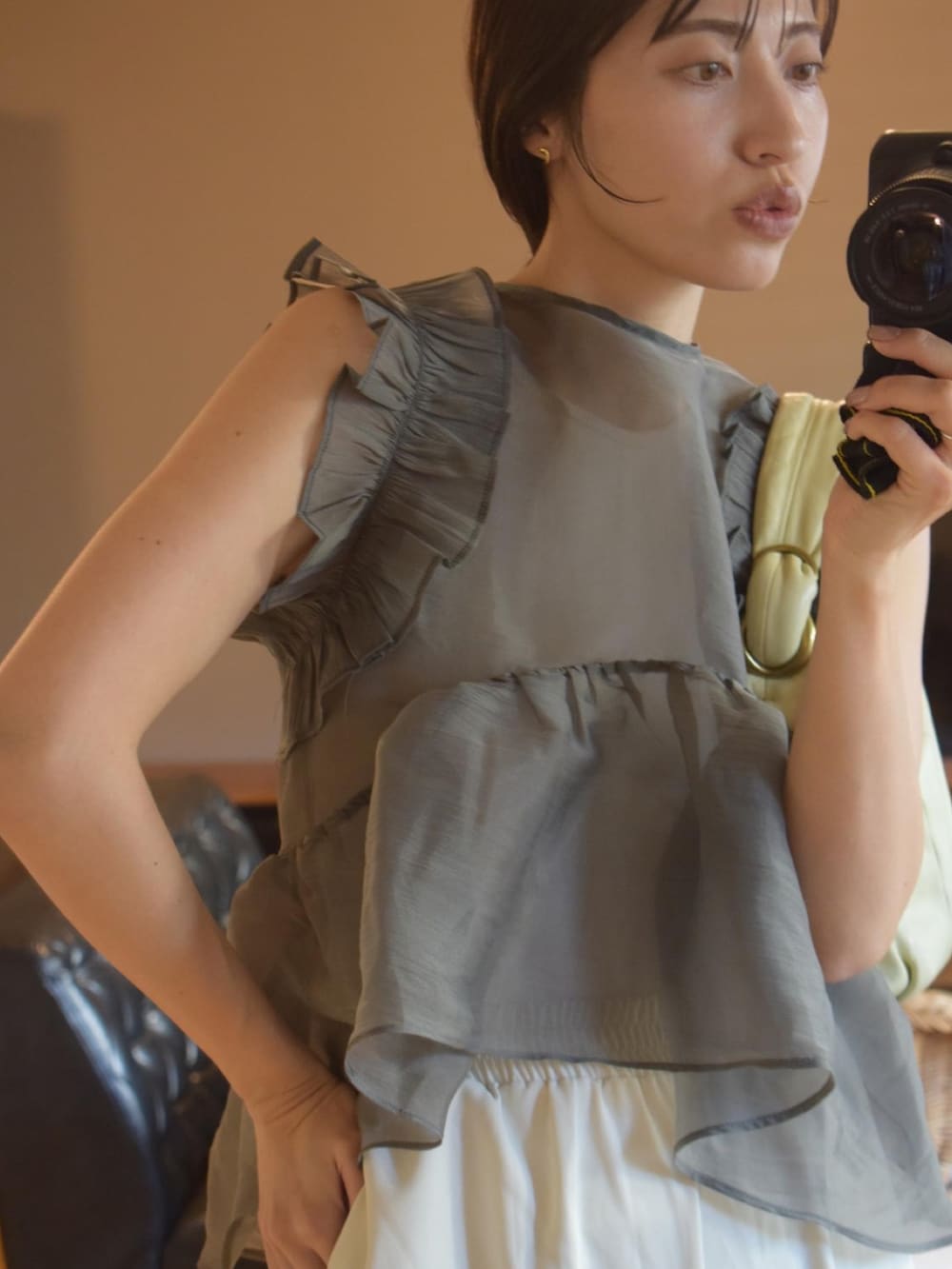 グレー系のトップス、ホワイト系のその他パンツ、パープル系のアイシャドウを着用したレディースの夏コーディネートの2枚目の写真