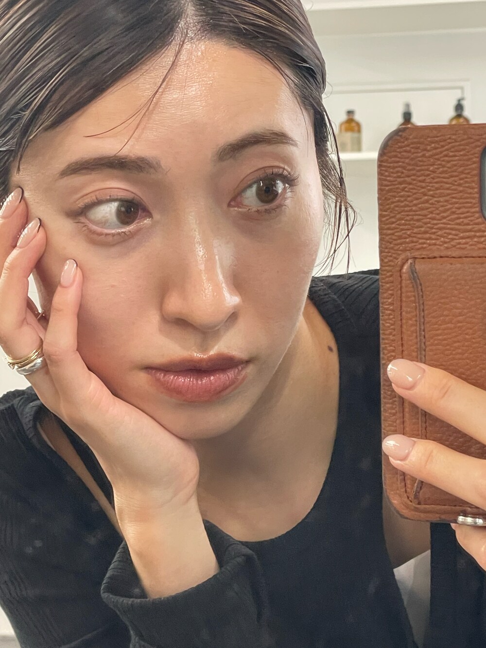 ブルー系のデニムパンツ、ブラック系のドレスシューズ、ブラック系のその他トップスを着用したレディースの夏コーディネートの5枚目の写真