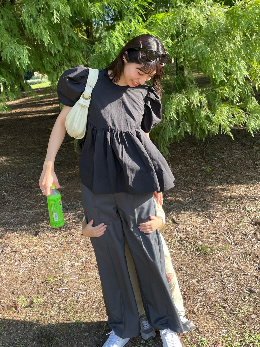 「秋ルック紹介するよ、秋服、カジュアルコーデ、オトナ女子、パフスリーブ、ママコーデ、サングラス、スニーカー、白スニーカー、スラックス、モノトーン、高身長女子、ボリューム袖」｜「VERMEIL par ienaの【MACHETE/マシェット】Midi Hairloom Claw クリップ◆（バレッタ/ヘアクリップ、ホワイト系）」を使った、ヤマサキ サオリさん（レディース・169cm）の秋コーディネートの3枚目の写真
