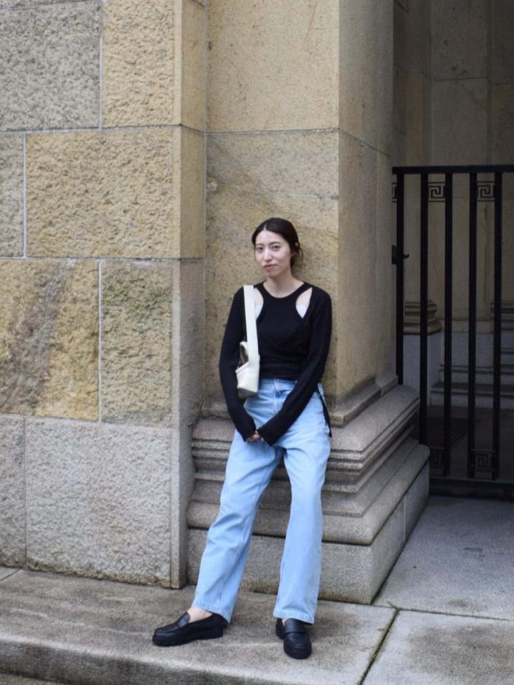 ブルー系のデニムパンツ、ブラック系のドレスシューズ、ブラック系のその他トップスを着用したレディースの夏コーディネートの2枚目の写真