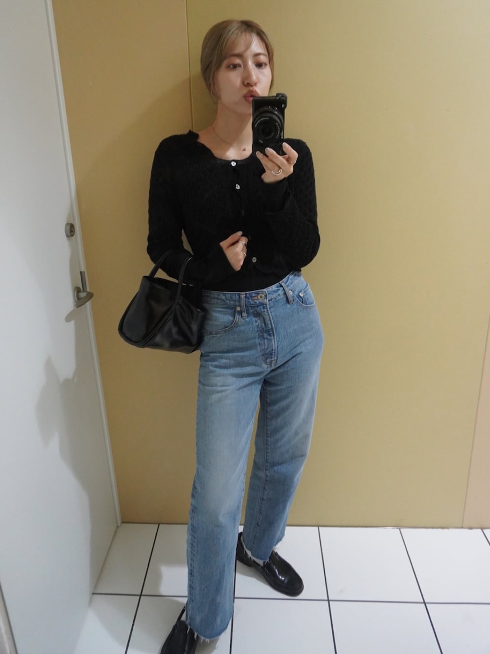 ブラック系のローファーを着用したレディースの春コーディネートの3枚目の写真