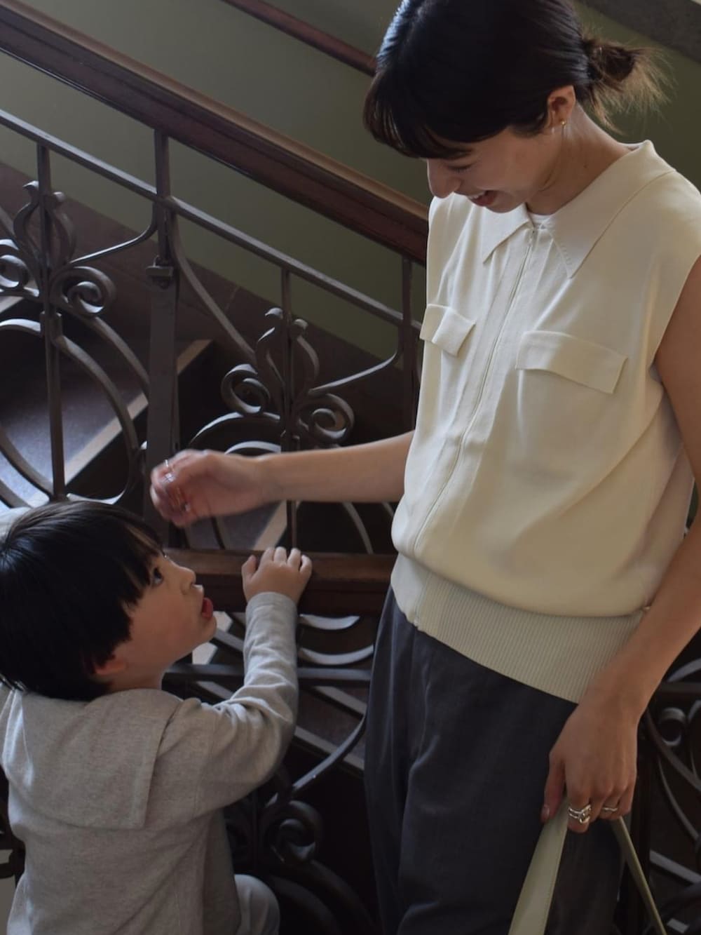 ベージュ系のショルダーバッグ、グレー系のその他パンツ、ブラック系のパンプスを着用したレディースの夏コーディネートの3枚目の写真