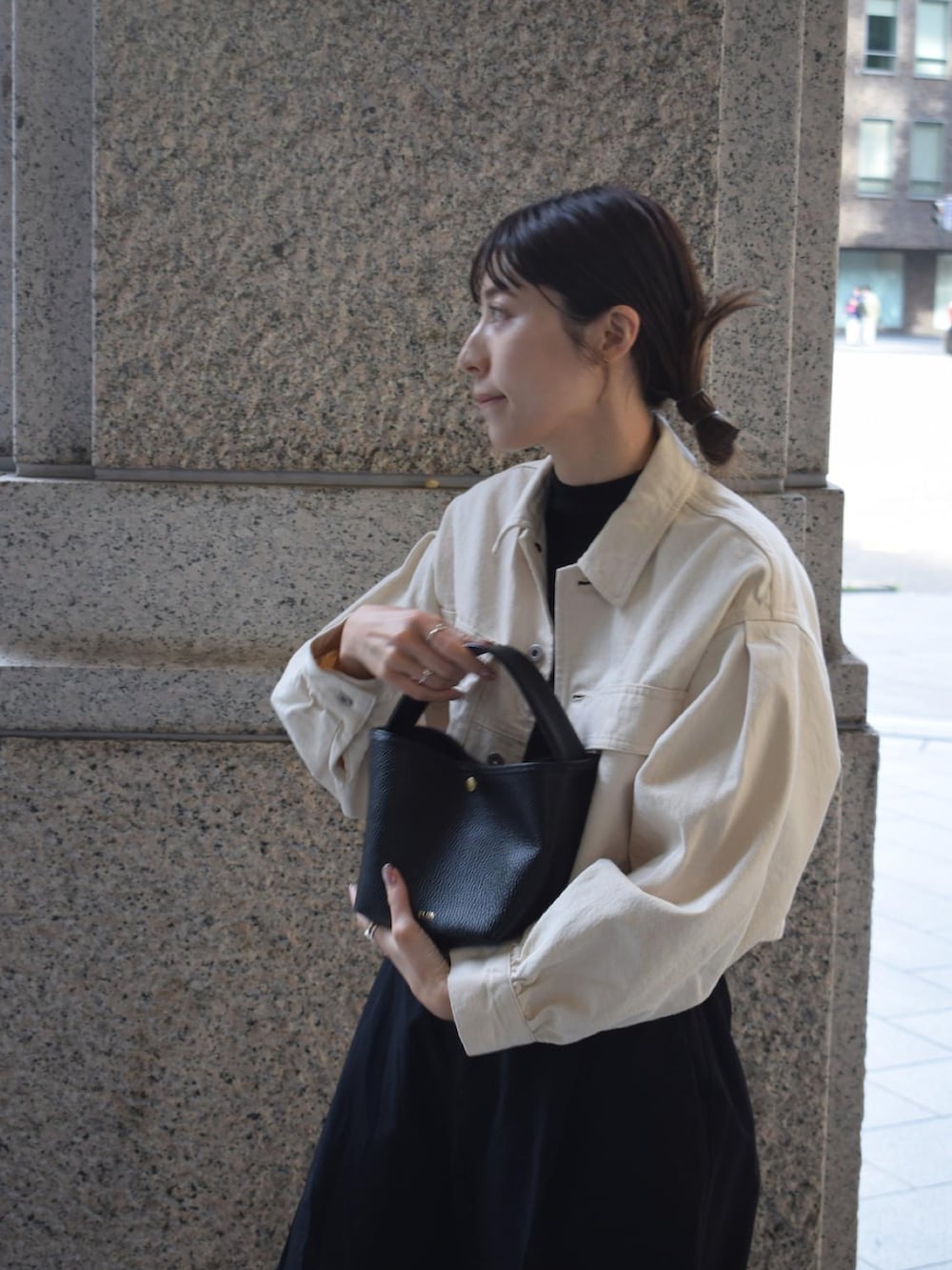 ブラック系のその他パンツ、ブラック系のパンプス、パープル系のアイシャドウを着用したレディースの春コーディネートの2枚目の写真