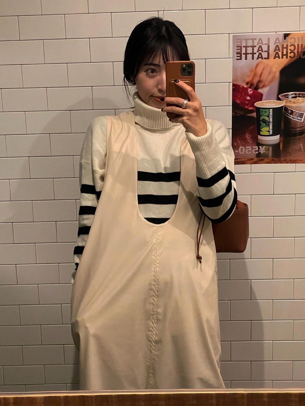 「秋コーデ、シンプルスタイル、秋冬、ゆったりコーデ、レザー、エコレザー、Uネック、淡色コーデ、ママコーデ、ボーダー、INSIIS」｜「INSIISの【emineo × INSIISコラボ】レザーワンピース（ジャンパースカート、ホワイト系）」を使った、ヤマサキ サオリさん（レディース・169cm）の秋コーディネートの3枚目の写真