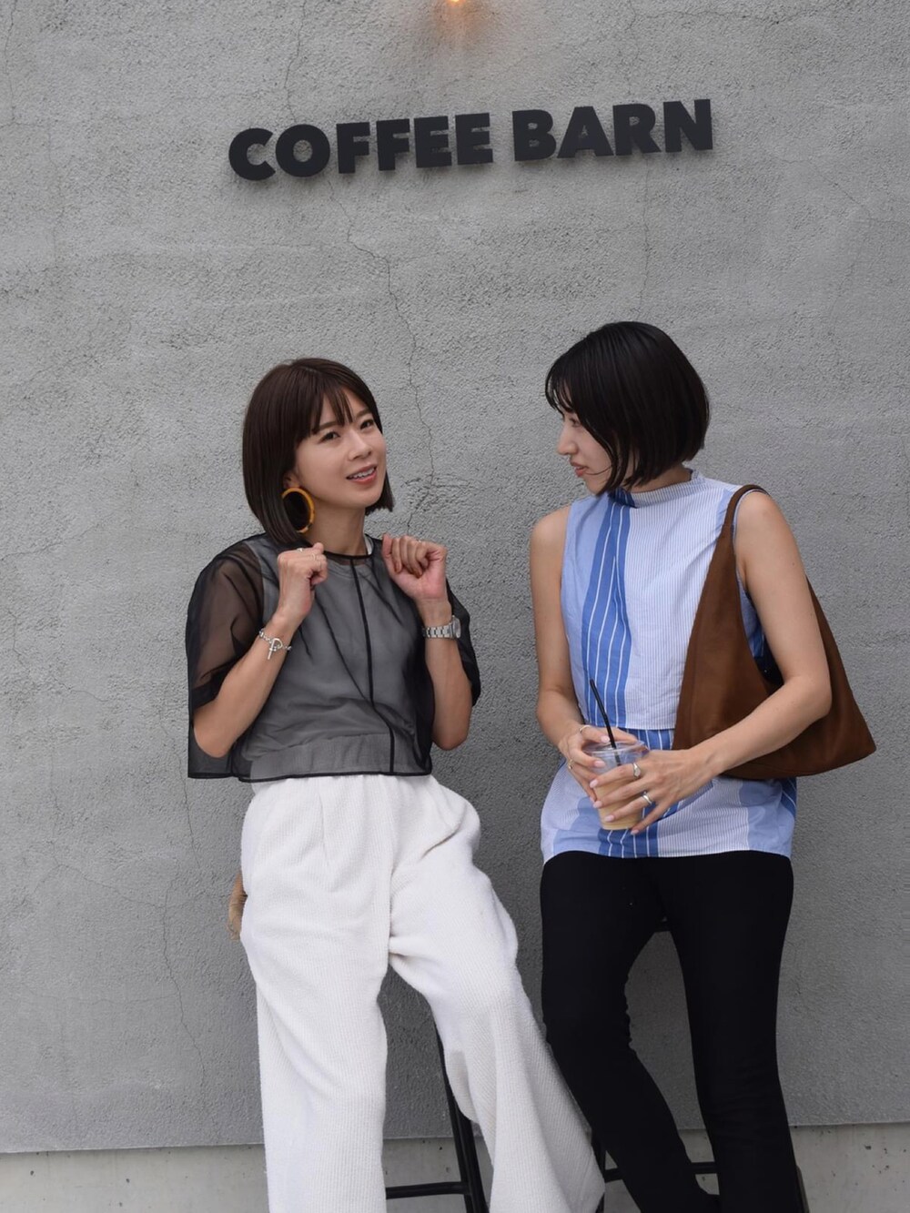 ブルー系のシャツ/ブラウス、ブラック系のドレスシューズ、イエロー系のハンドバッグを着用したレディースの秋コーディネートの3枚目の写真