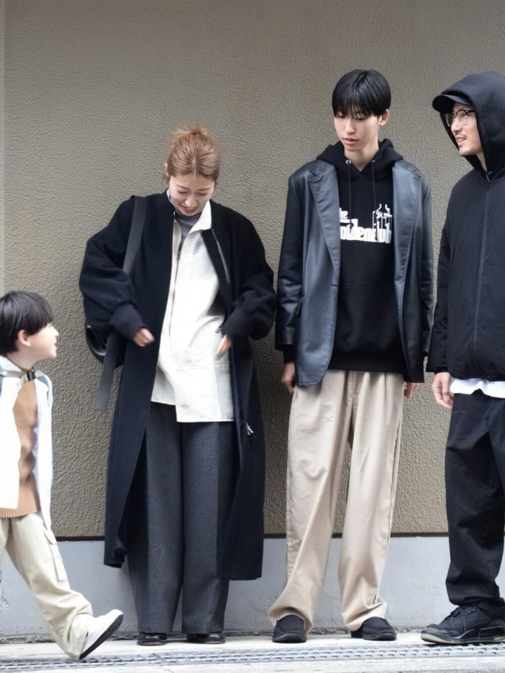 「ショルダーバッグ、オトナ女子、スニーカーコーデ、家族コーデ、family、オーバーサイズ、ハイネックニット、ママコーデ、アラフォー、アラフォーママコーデ」｜「NOUNLESSのアイテム（ジャケット/アウター、ブラック系）」を使った、ヤマサキ サオリさん（レディース・169cm）の冬コーディネートの3枚目の写真