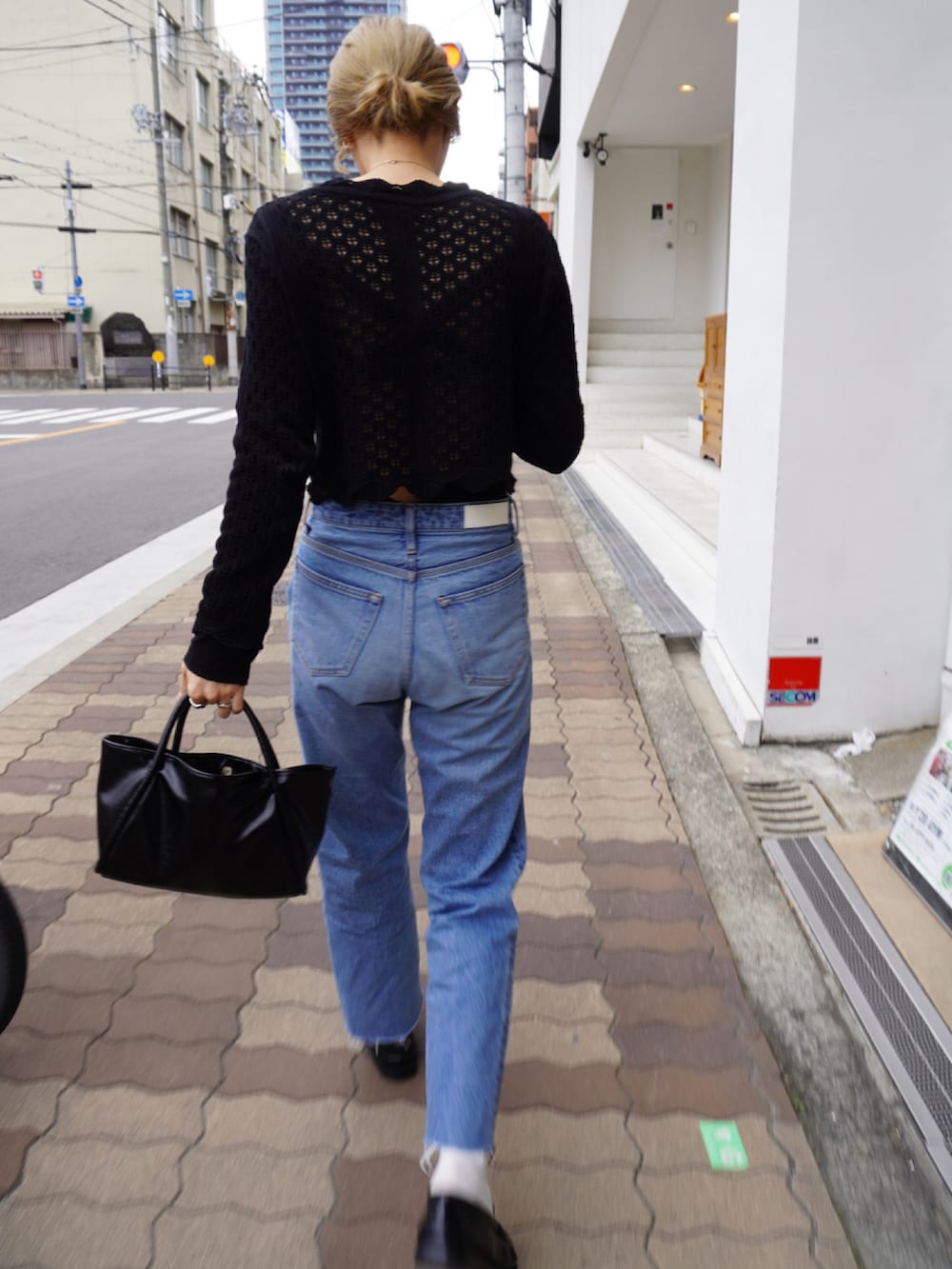 ブラック系のローファーを着用したレディースの春コーディネートの4枚目の写真