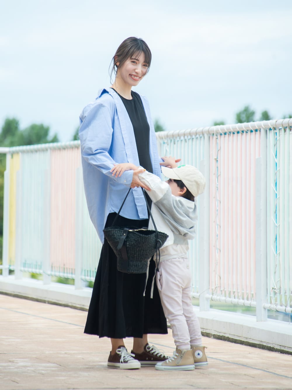 ブラック系のワンピース、ブルー系のシャツ/ブラウス、ブラック系のショルダーバッグを着用したレディースの秋コーディネートの4枚目の写真