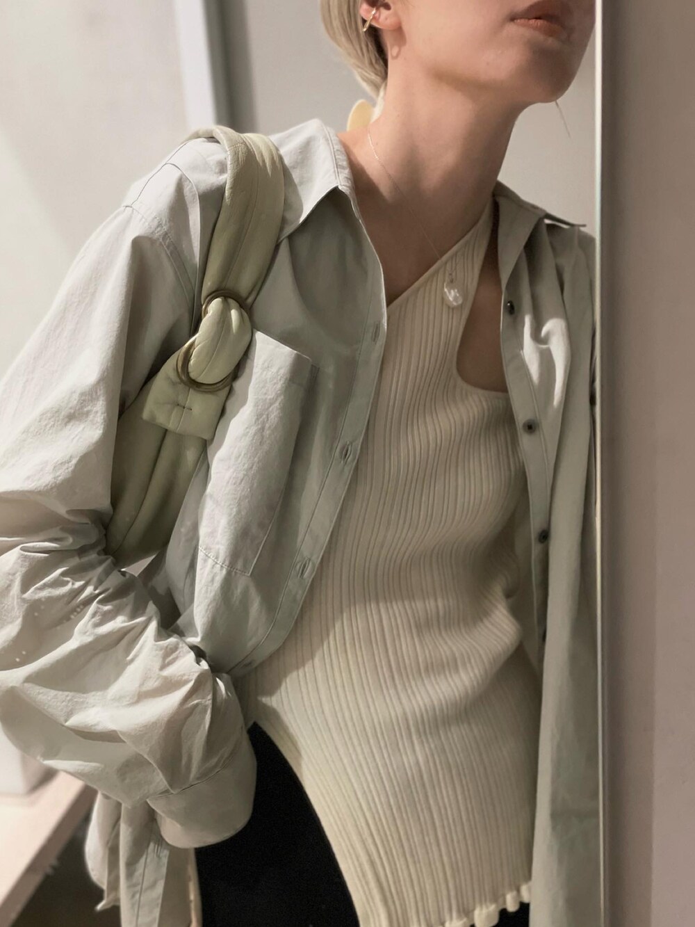 ベージュ系のキャミソール、ブラック系のその他パンツ、ブラック系のシューズを着用したレディースの夏コーディネートの3枚目の写真