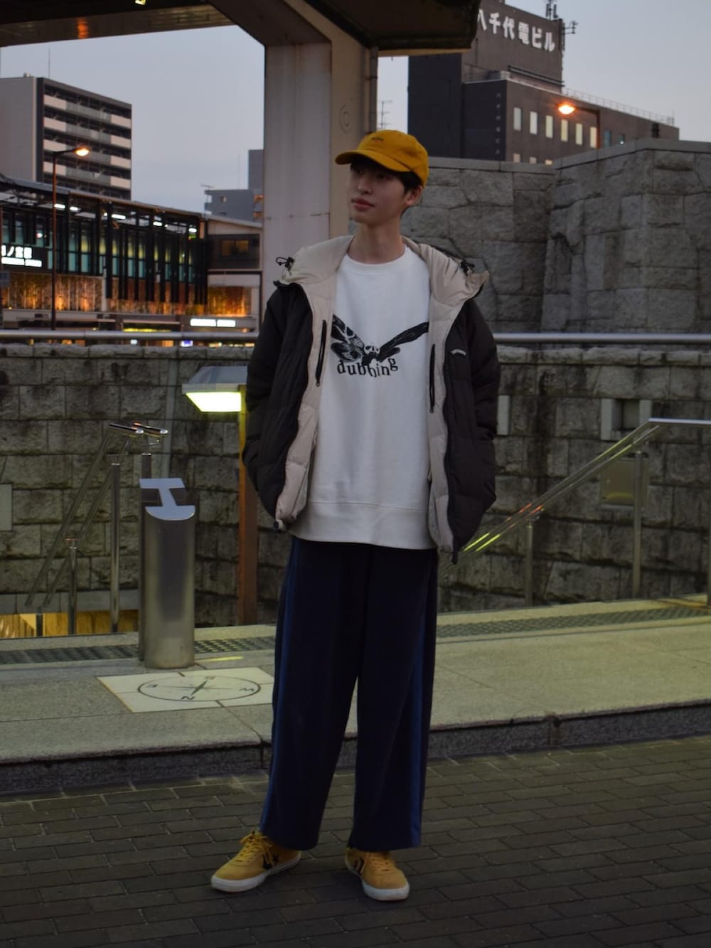 ブラック系のジャケット/アウター、ホワイト系のスウェット、ブルー系のその他パンツを着用したレディースの冬コーディネートの3枚目の写真