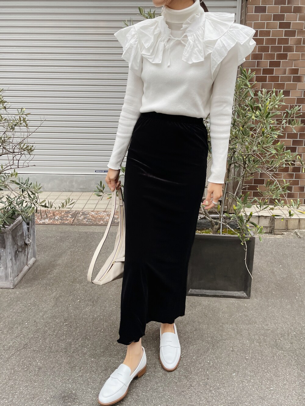 「秋のコーデ、オトナカワイイ、おしゃれさんと繋がりたい、秋色、オトナカジュアル、モノトーン、きれいめカジュアル、つけ襟、秋服準備はじめました、大人ガーリー、papier、ローファー」｜「UR'Sのｽﾘｯﾄﾀｰﾄﾙﾈｯｸﾘﾌﾞﾆｯﾄﾄｯﾌﾟｽ（ニット/セーター、ホワイト系）」を使った、ヤマサキ サオリさん（レディース・169cm）の秋コーディネートの3枚目の写真