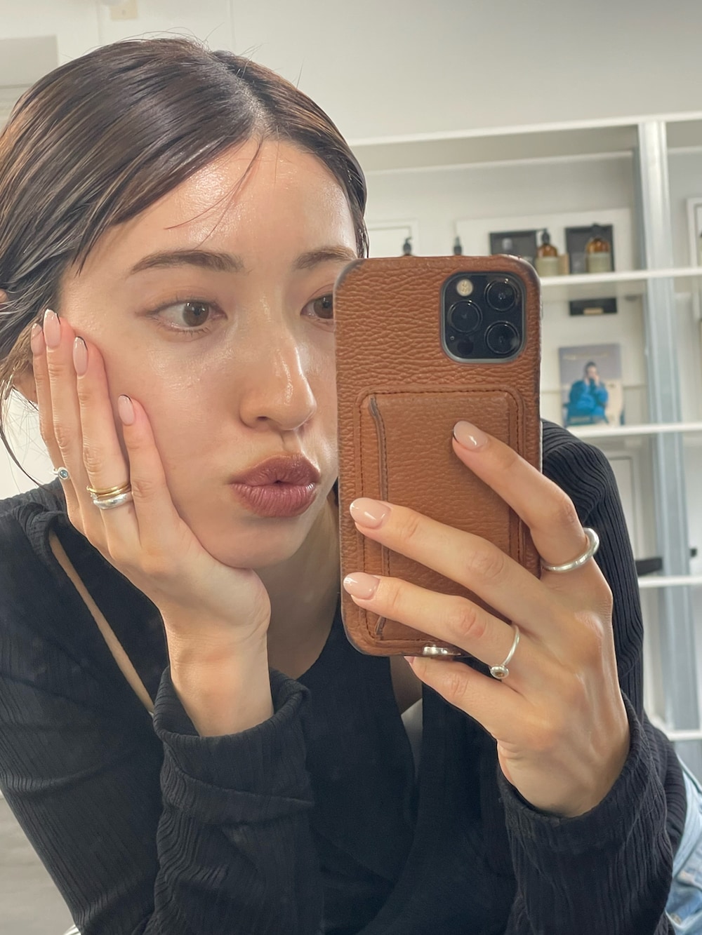 ブルー系のデニムパンツ、ブラック系のドレスシューズ、ブラック系のその他トップスを着用したレディースの夏コーディネートの4枚目の写真