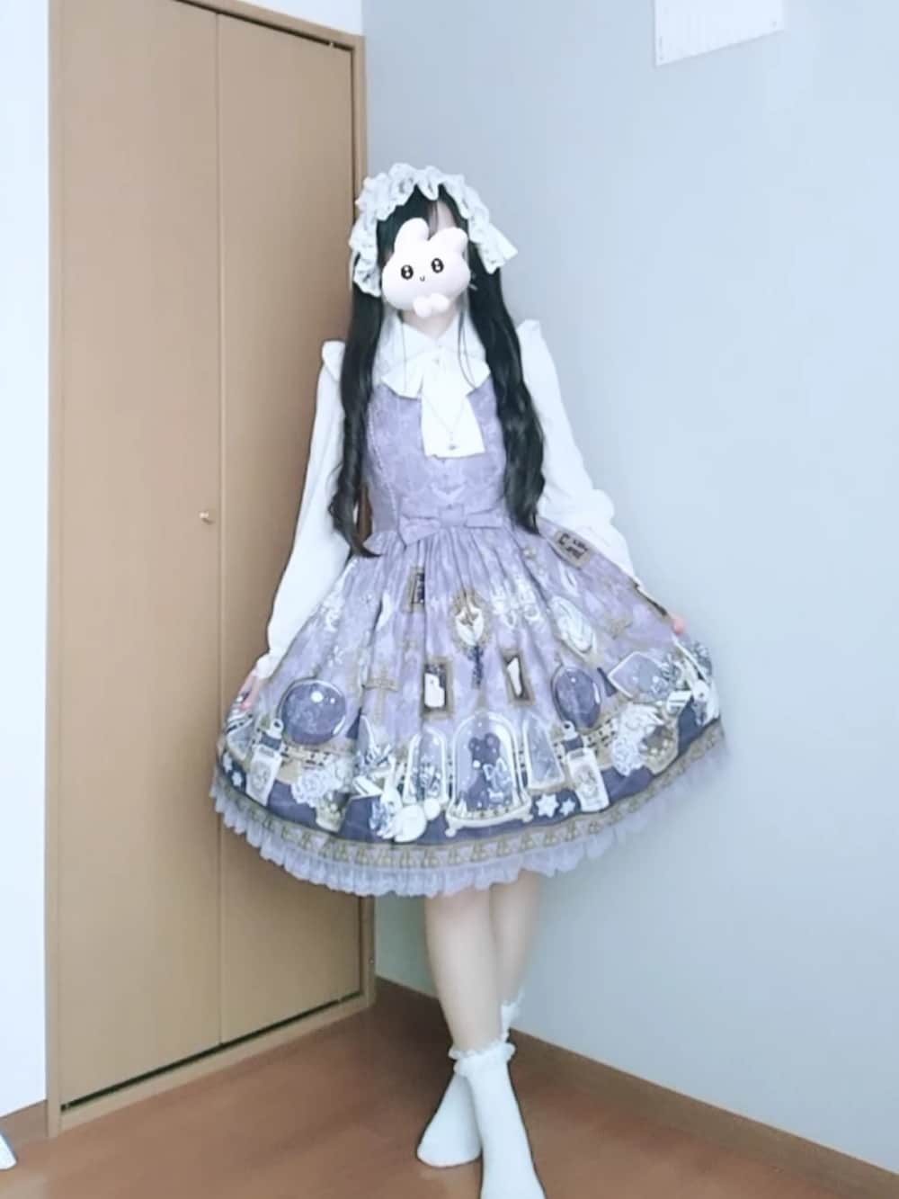 パープル系のジャンパースカート、ホワイト系のシャツ/ブラウス、ホワイト系のハンドバッグを着用したレディースの夏コーディネートの2枚目の写真