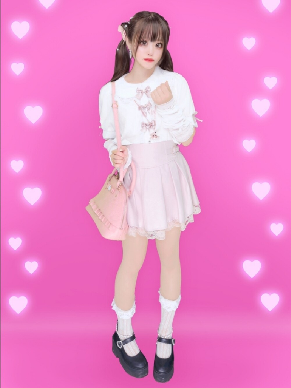 ホワイト系のシャツ/ブラウス、ピンク系のスカート、ピンク系のボストンバッグを着用したレディースの秋コーディネートの2枚目の写真