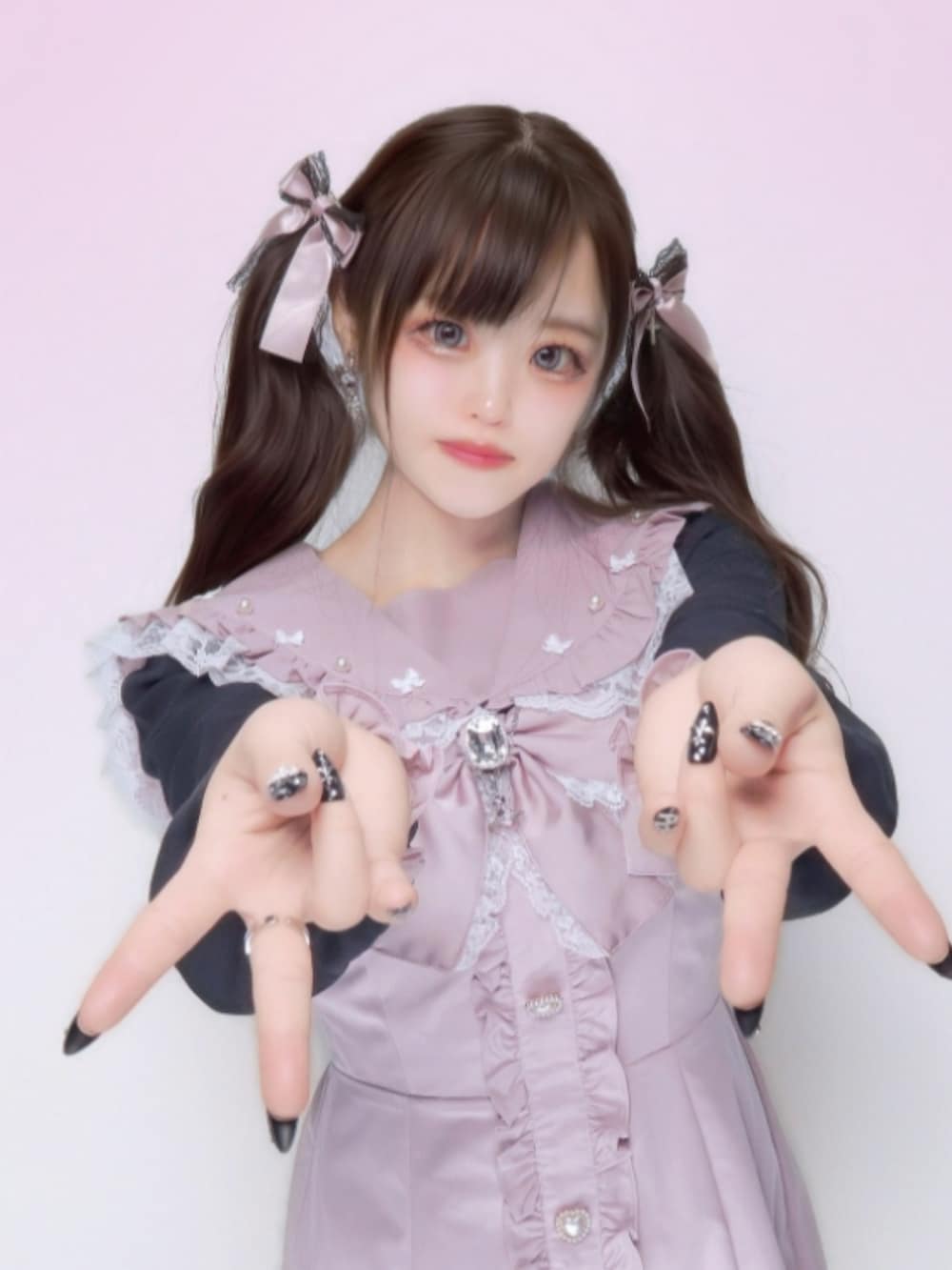 ブラック系のジャンパースカート、ブラック系のシャツ/ブラウスを着用したレディースの春コーディネートの2枚目の写真