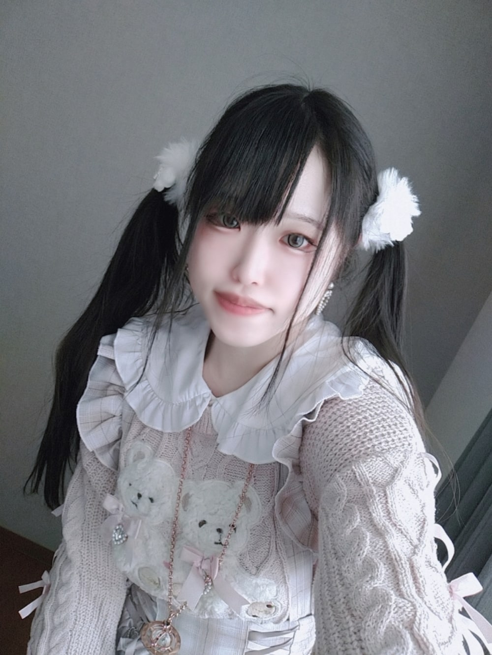 ピンク系のニット/セーター、ピンク系のスカート、ゴールド系のネックレスを着用したレディースの冬コーディネートの2枚目の写真