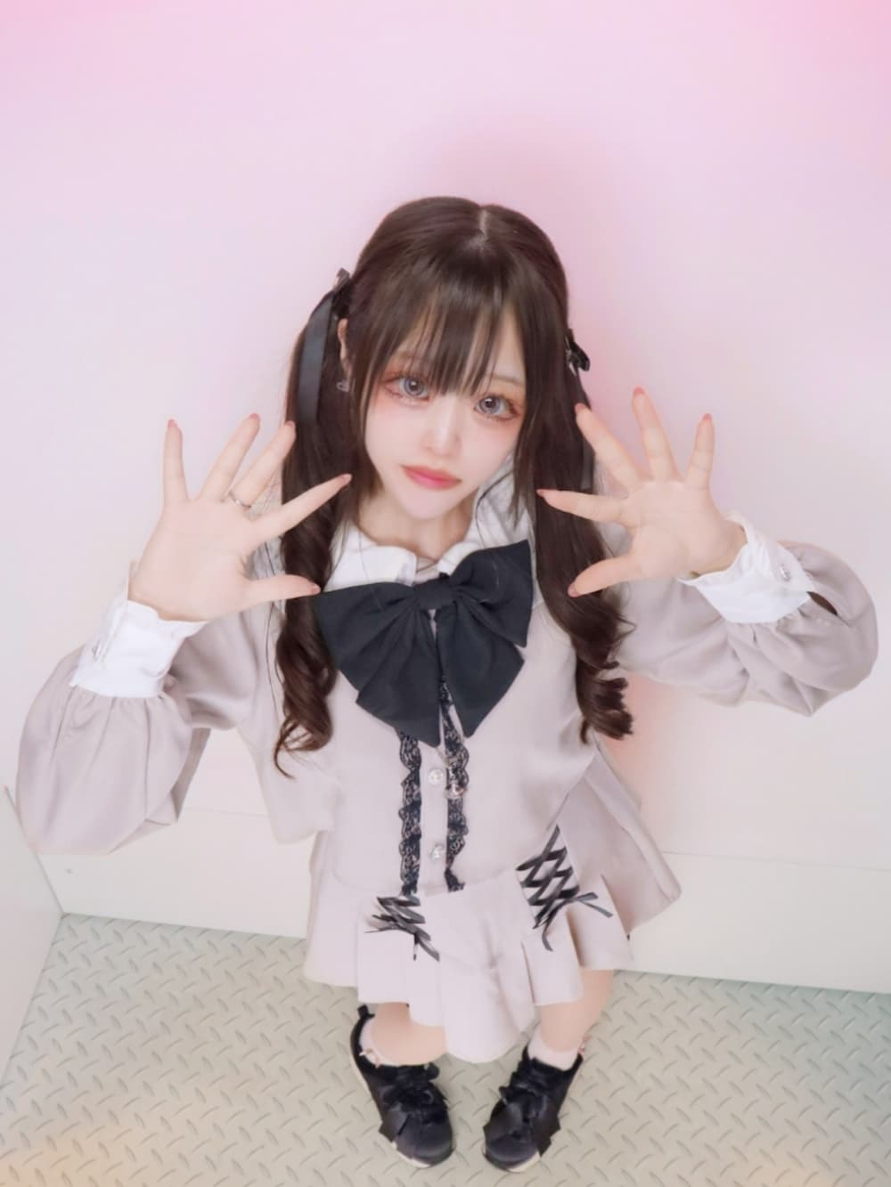 ピンク系のシャツ/ブラウス、ピンク系のスカート、ブラック系のトートバッグを着用したレディースの秋コーディネートの2枚目の写真