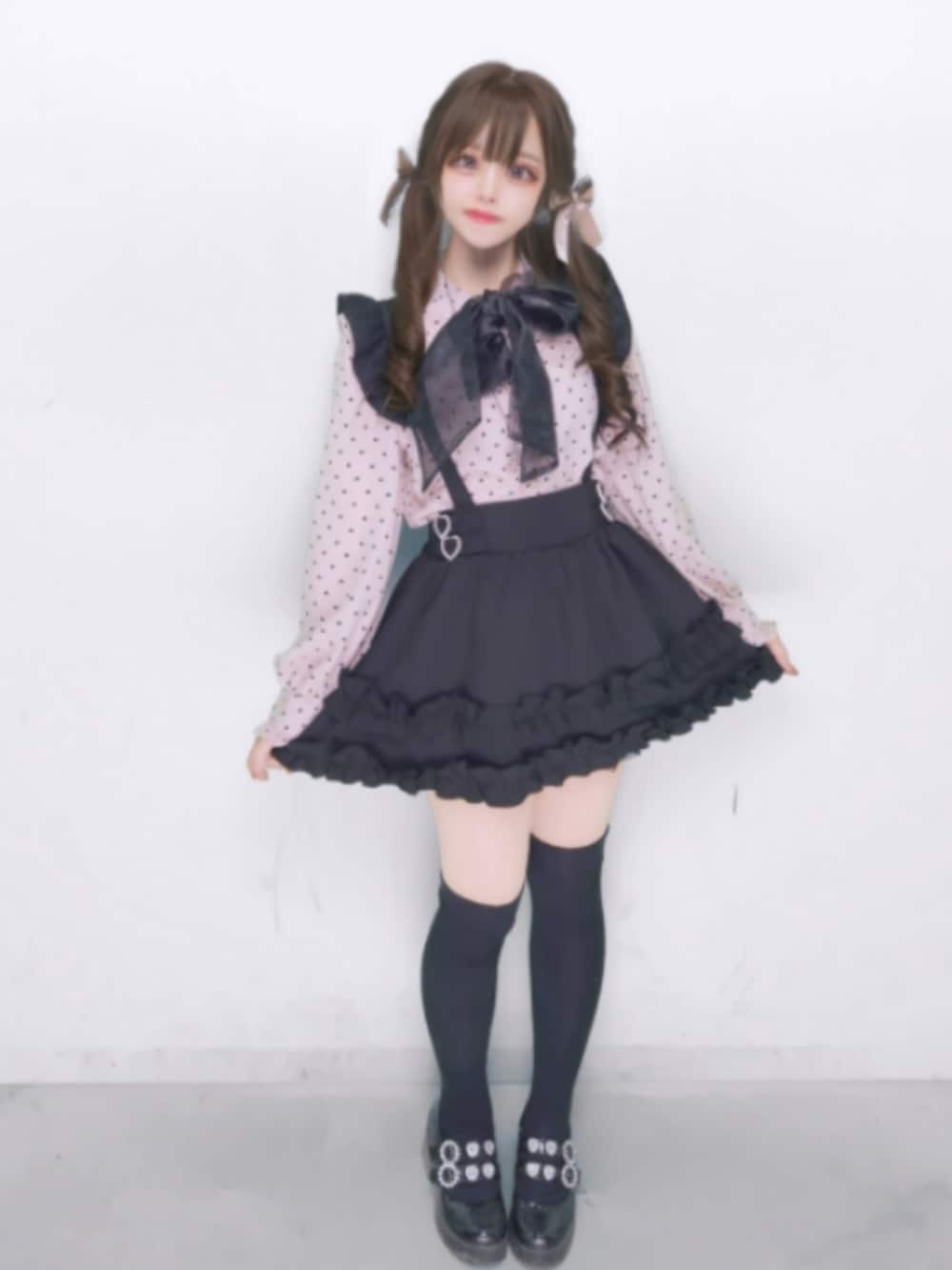 ブラック系のスカート、ピンク系のシャツ/ブラウス、パープル系のハンドバッグを着用したレディースの夏コーディネートの2枚目の写真