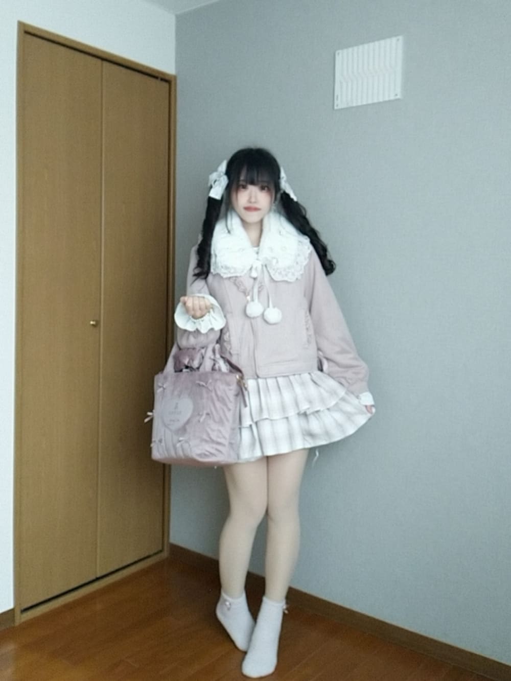 ホワイト系のシャツ/ブラウス、ピンク系のスカート、ゴールド系のネックレスを着用したレディースの冬コーディネートの2枚目の写真