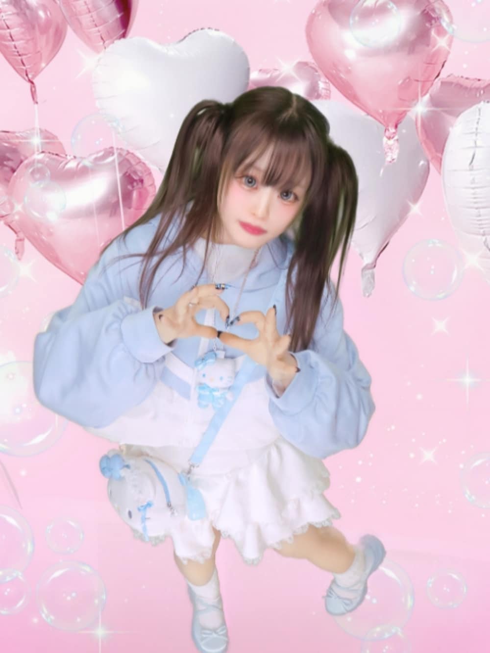 ブルー系のジャージ、ホワイト系のスカート、ブルー系のショルダーバッグを着用したレディースの夏コーディネートの2枚目の写真