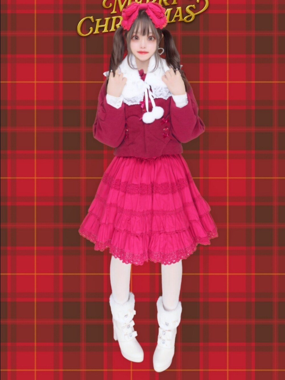 レッド系のスカート、ホワイト系のブーツ、レッド系のジャケット/アウターを着用したレディースの冬コーディネートの2枚目の写真