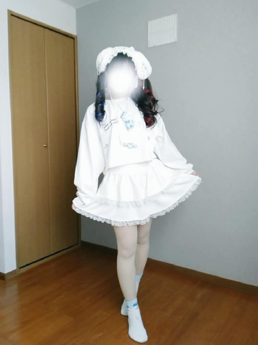 ブルー系のジャージ、ホワイト系のスカート、ホワイト系のTシャツ/カットソーを着用したレディースの冬コーディネートの2枚目の写真