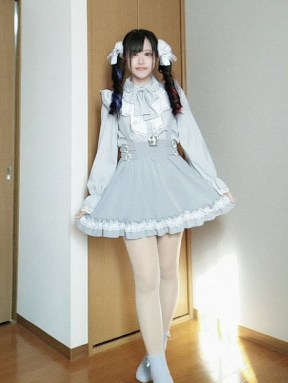 ブルー系のスカート、ブルー系のシャツ/ブラウス、ブルー系のトートバッグを着用したレディースの冬コーディネートの2枚目の写真