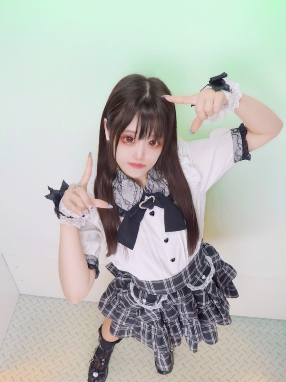 ホワイト系のシャツ/ブラウス、ブラック系のスカート、ブラック系のパンプスを着用したレディースの秋コーディネートの2枚目の写真