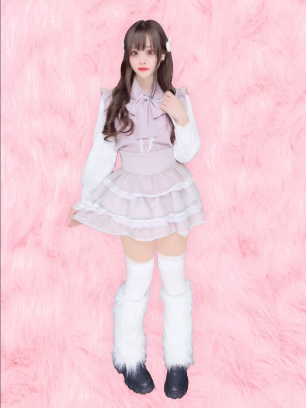 ピンク系のスカート、ピンク系のシャツ/ブラウス、ホワイト系のレッグウォーマーを着用したレディースの春コーディネートの2枚目の写真