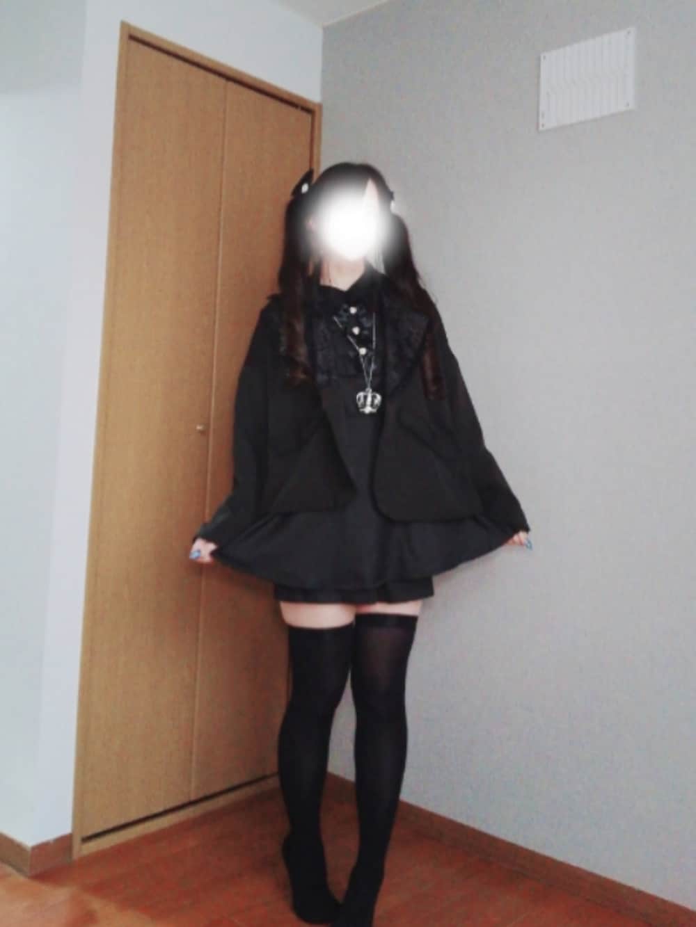 ブラック系のワンピース/ドレスを着用したレディースの夏コーディネートの2枚目の写真
