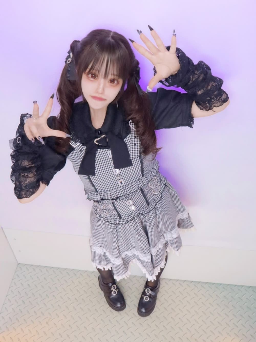 グレー系のキャミソール、グレー系のスカート、ブラック系のシャツ/ブラウスを着用したレディースの秋コーディネートの2枚目の写真