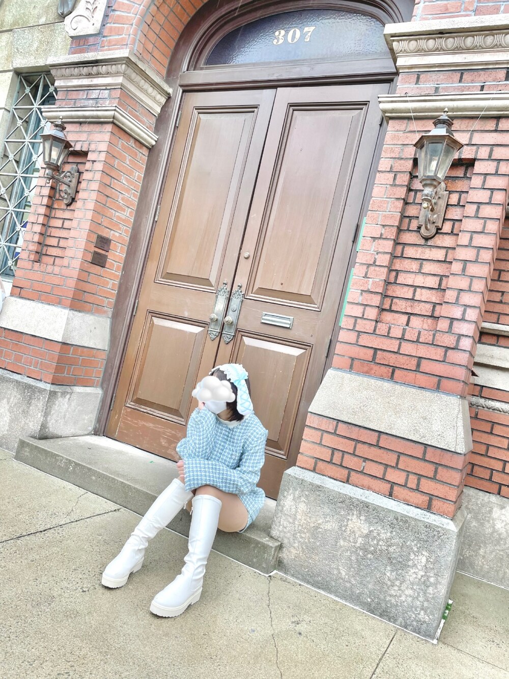 ブルー系のノーカラージャケット、ホワイト系のブーツ、ブルー系のその他パンツを着用したレディースの春コーディネートの2枚目の写真