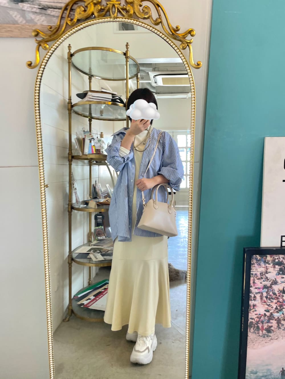 ブルー系のシャツ/ブラウス、ホワイト系のバッグ、ホワイト系のワンピースを着用したレディースの春コーディネートの2枚目の写真