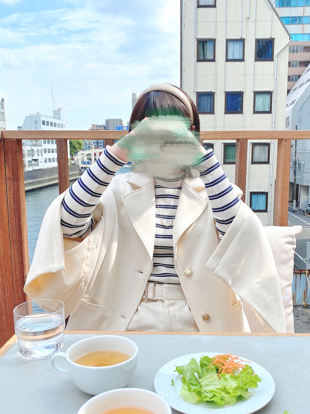 ホワイト系のテーラードジャケット、ホワイト系のその他パンツ、ブラック系のブーツを着用したレディースの春コーディネートの2枚目の写真