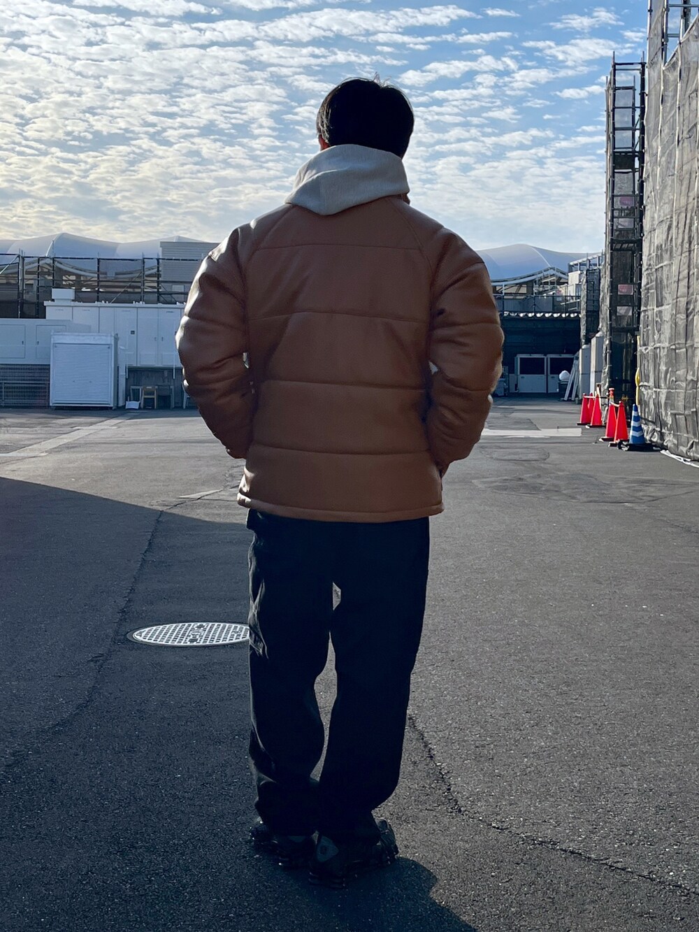 ブラウン系のジャケット/アウター、ベージュ系のパーカー、ブラック系のパンツを着用したメンズの秋コーディネートの3枚目の写真